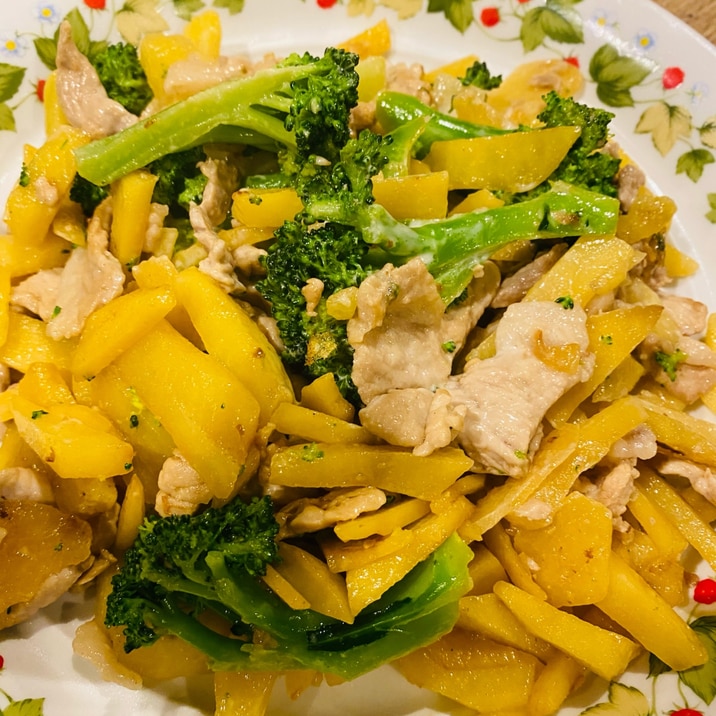 ブロッコリーと豚こまとじゃがいもの醤油マヨ炒め
